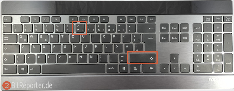 Tastenkombination Schrägstrich Slash auf der Tastatur markiert